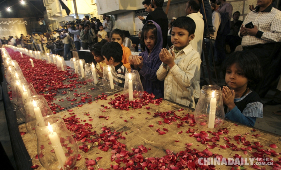 巴141名师生惨死塔利班枪下 民众点蜡烛悼念死伤者