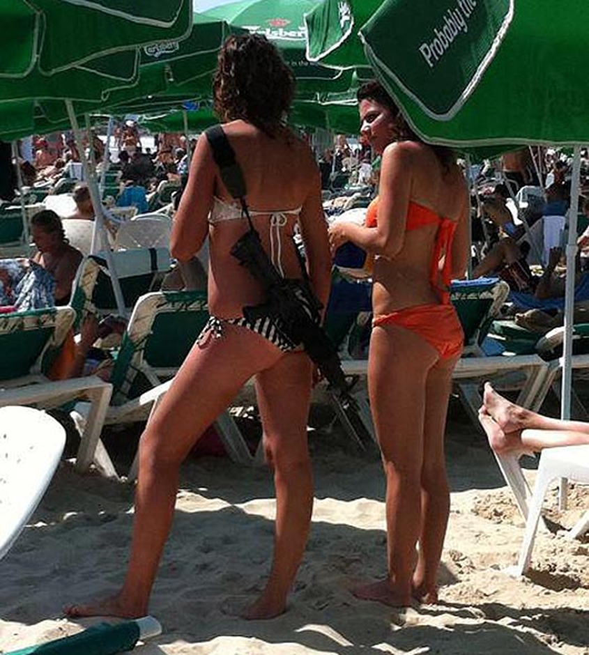 以色列特色：泳装女背卡宾枪度假
