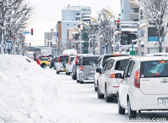 日本北海道遭遇罕见暴风雪 50辆车被埋(图)