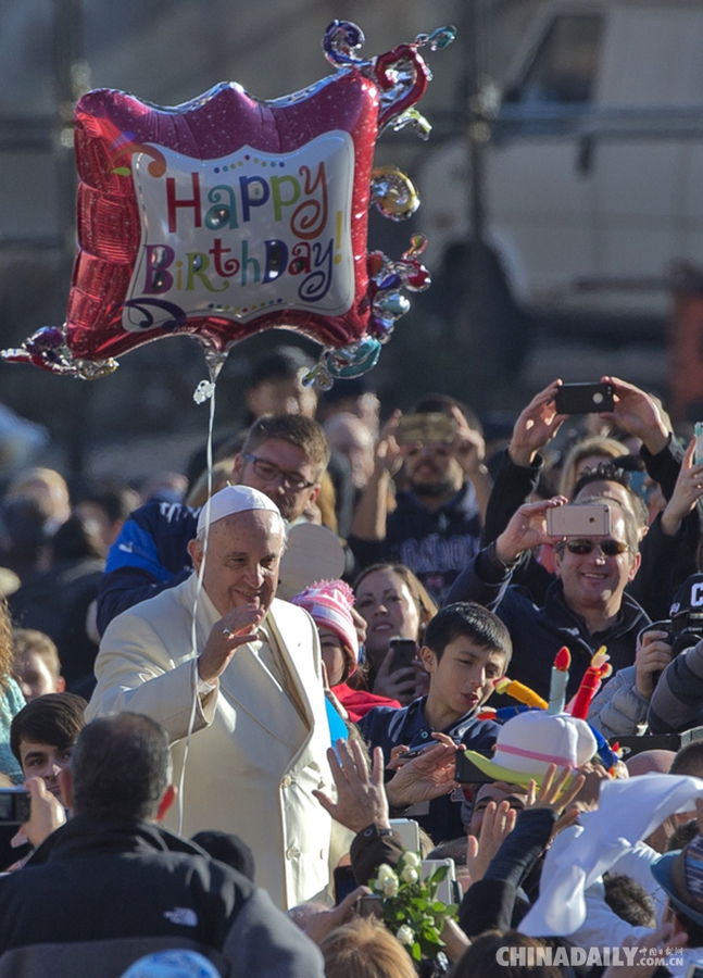 罗马教皇78岁生日 亲自吹蜡烛庆生