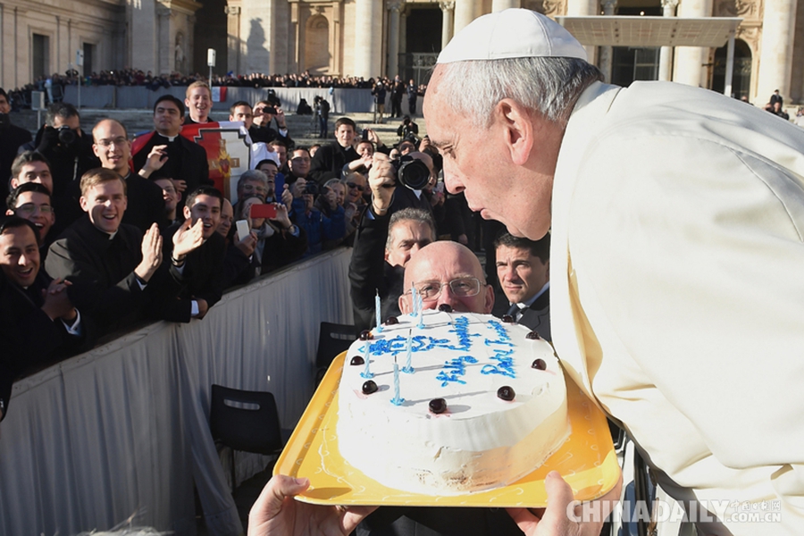 罗马教皇78岁生日 亲自吹蜡烛庆生