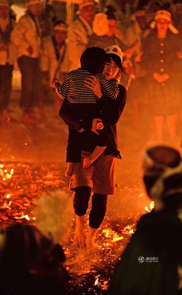 日本儿童渡火仪式 赤脚在炭火上奔跑