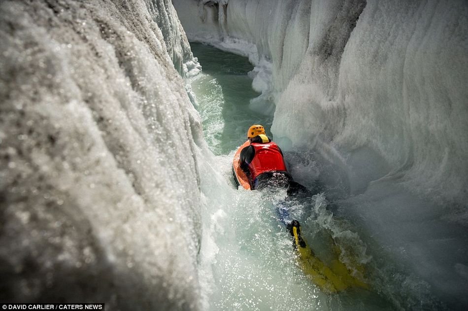 冰上“速度与激情” 探险家在欧洲最大冰川“玩命漂流”