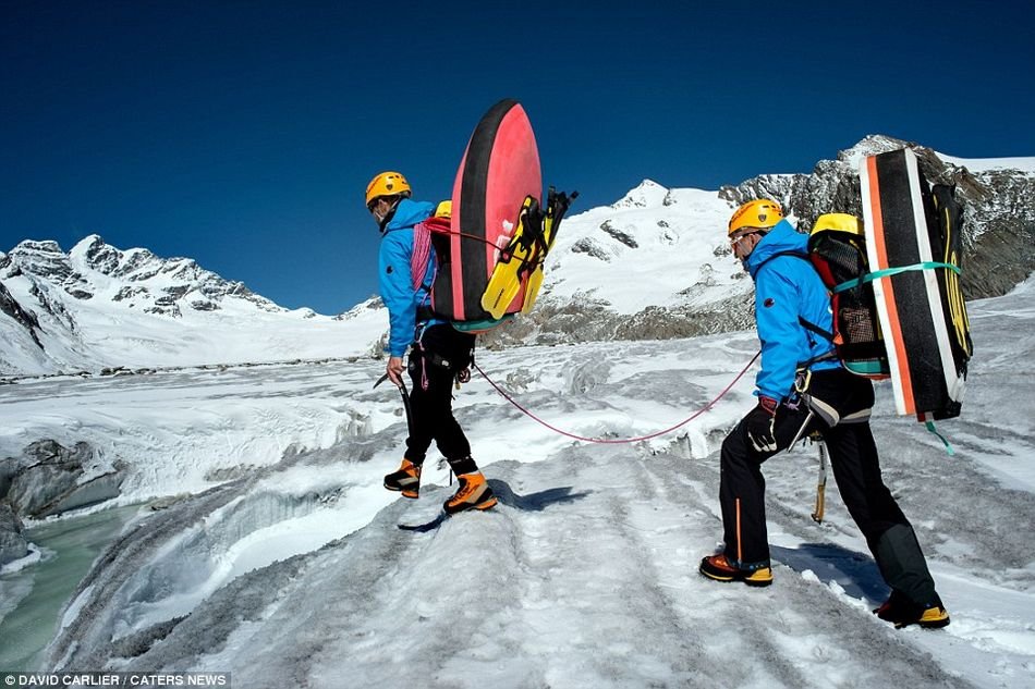 冰上“速度与激情” 探险家在欧洲最大冰川“玩命漂流”
