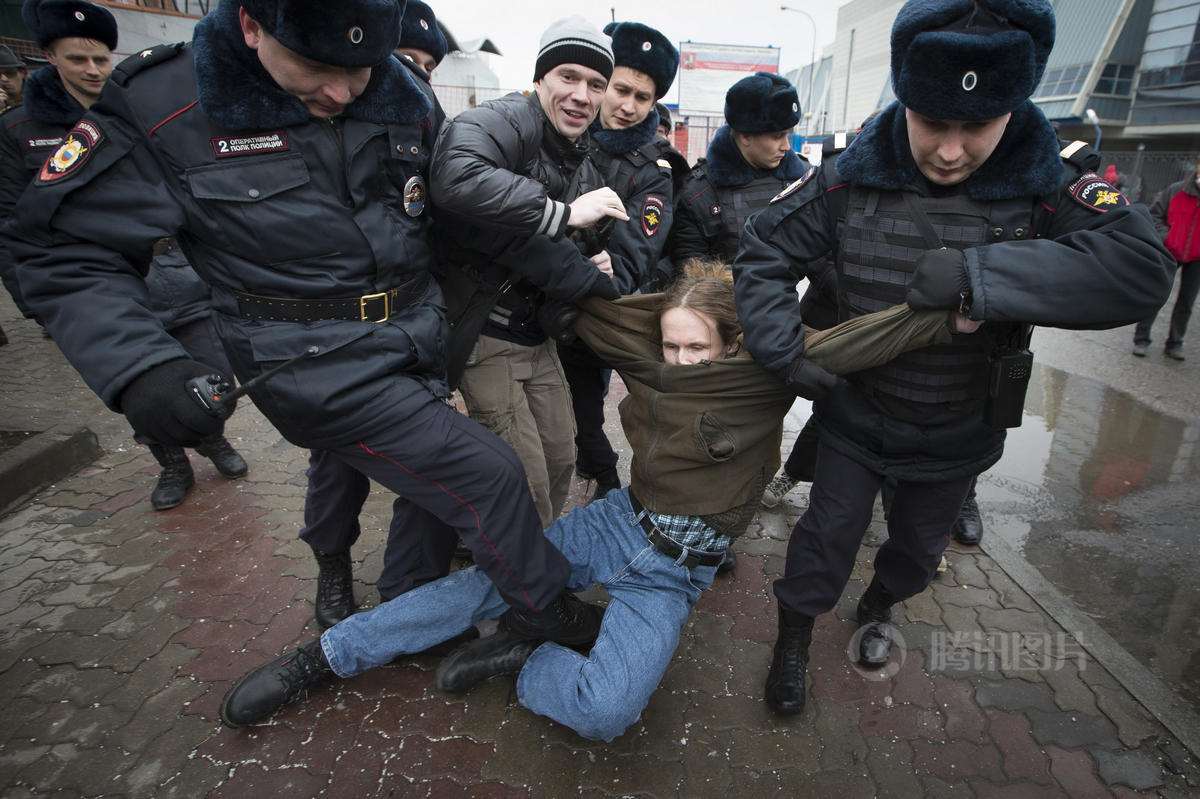 普京记者会遭抗议 警察逮捕示威者