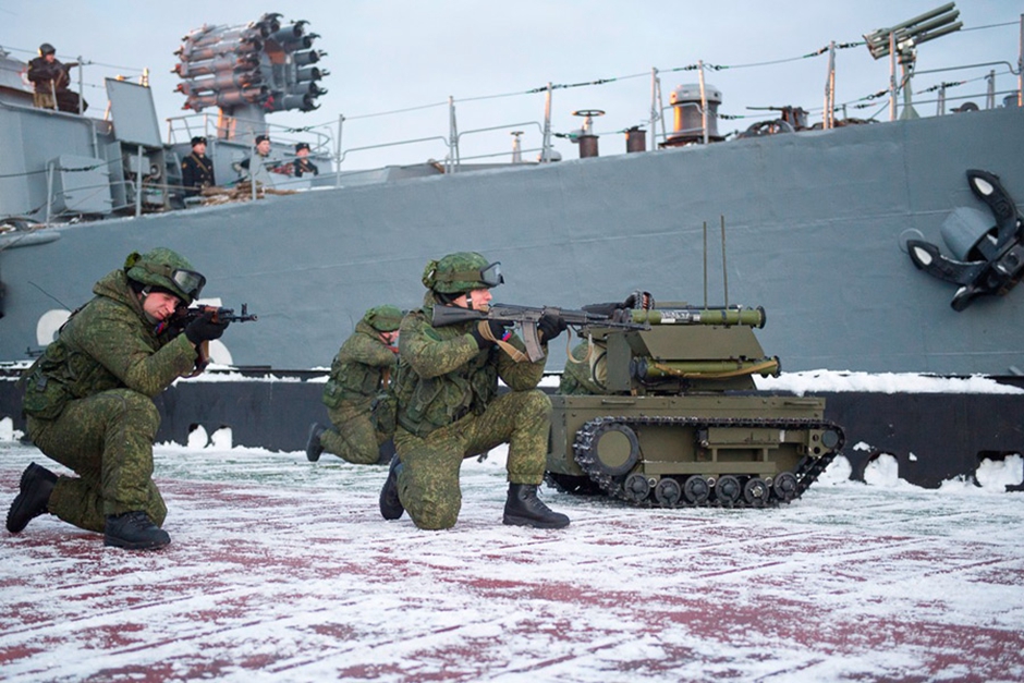 俄军动用战斗机器人保卫潜艇基地