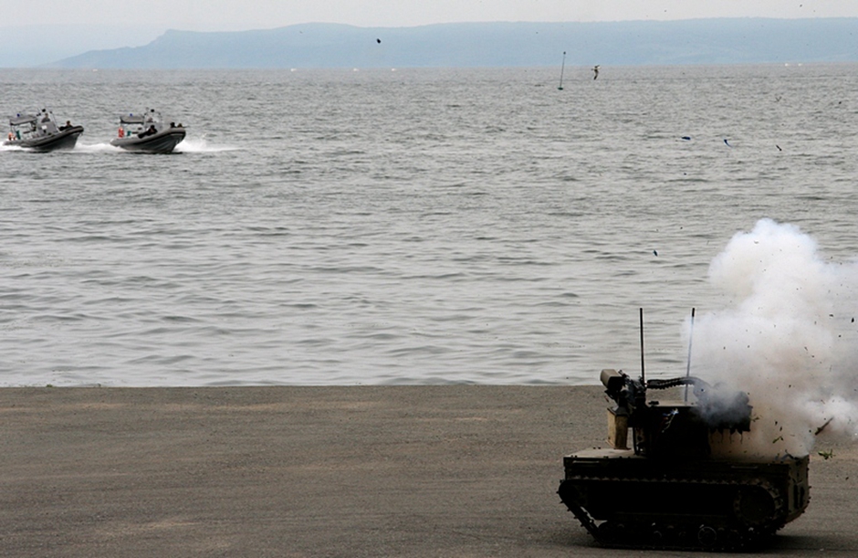 俄军动用战斗机器人保卫潜艇基地