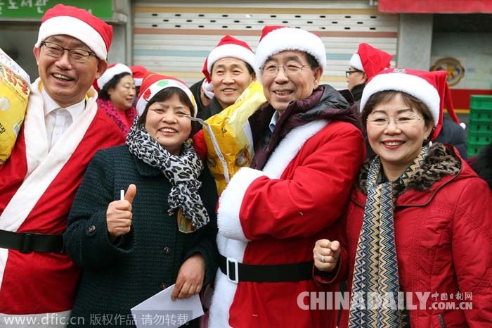韩国首尔市长扮圣诞老人扛大米 为孤寡老人送温暖