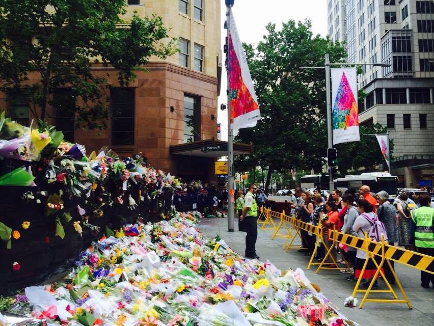世界各国游客齐聚悉尼马丁广场 悼念人质死难者