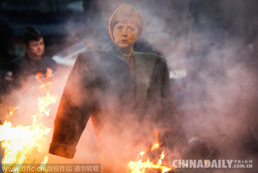 比利时农民抗议 焚烧默克尔假人