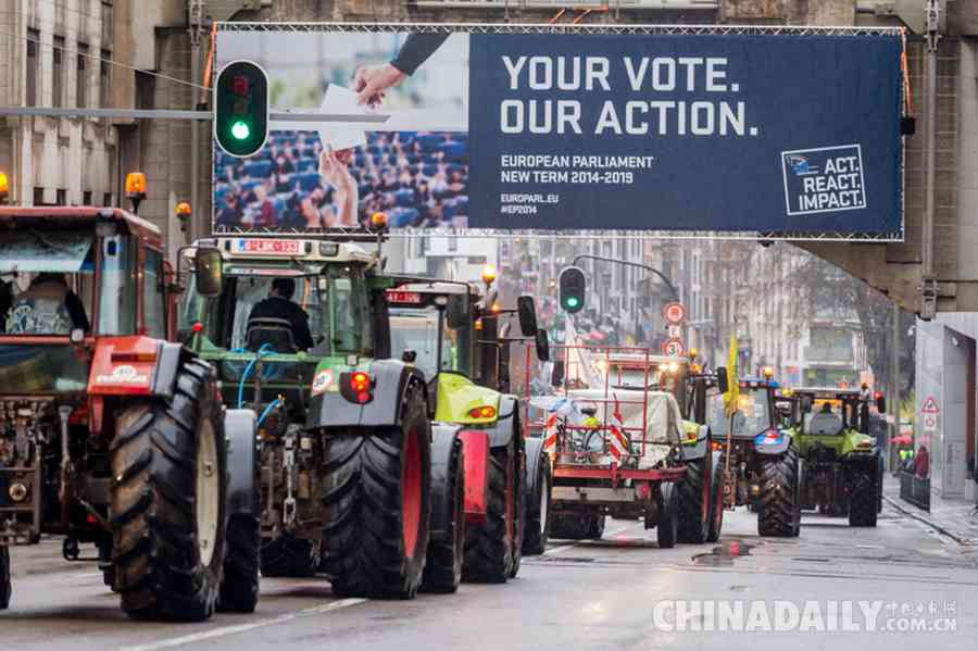 比利时农民抗议 焚烧默克尔假人