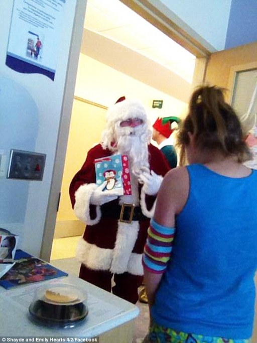 小布什扮圣诞老人造访达拉斯儿童医院