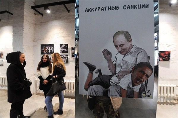 莫斯科爱国漫画展：奥巴马被普京“打了屁股”
