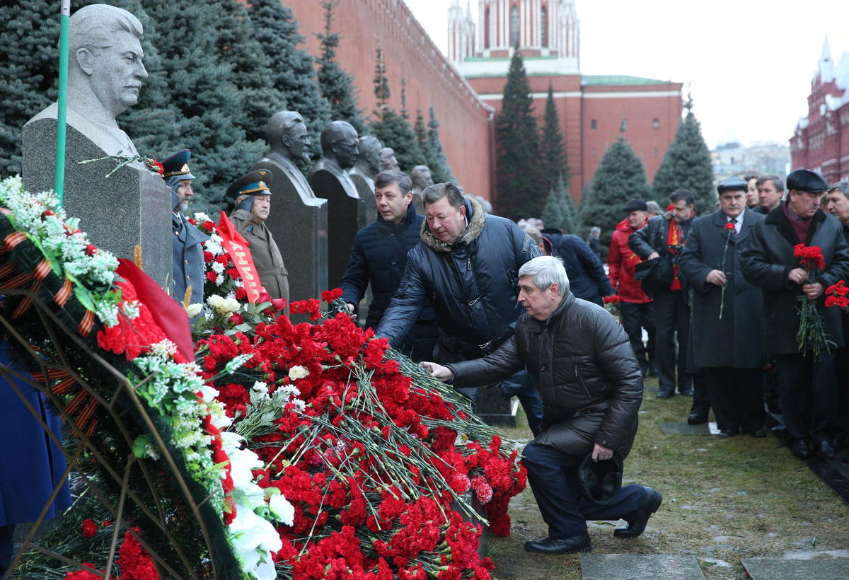 俄罗斯民众纪念斯大林诞辰135周年