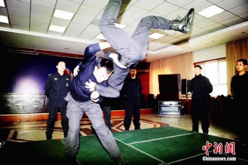 组图：新疆特警举行列车反劫持演练
