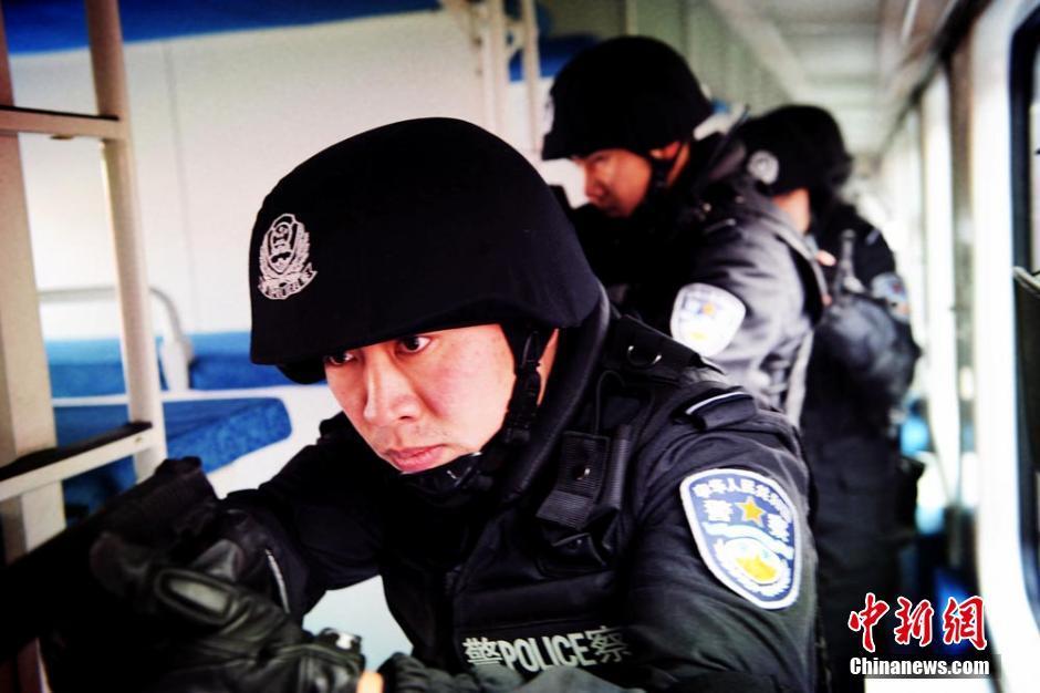 组图：新疆特警举行列车反劫持演练