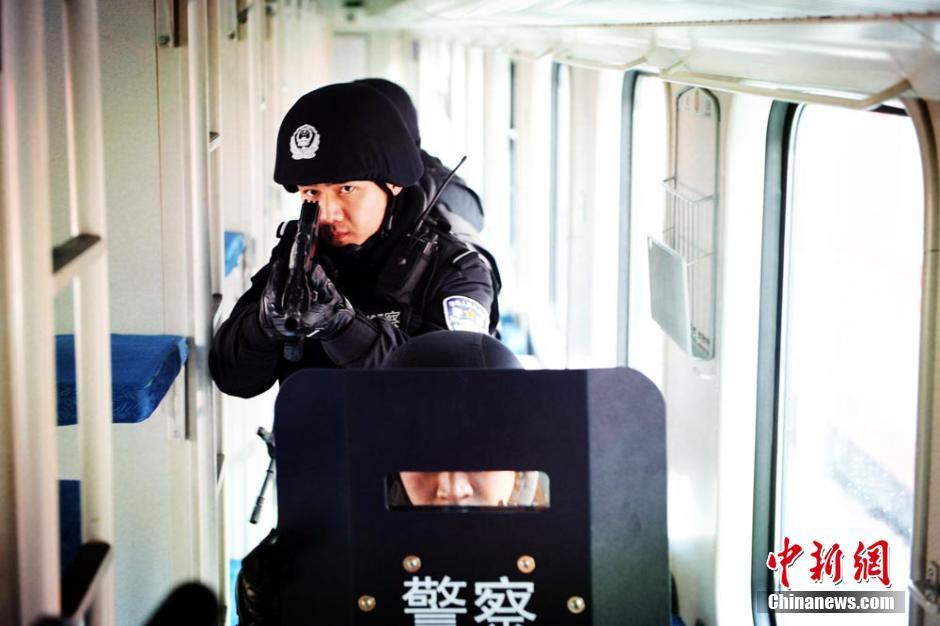 组图：新疆特警举行列车反劫持演练