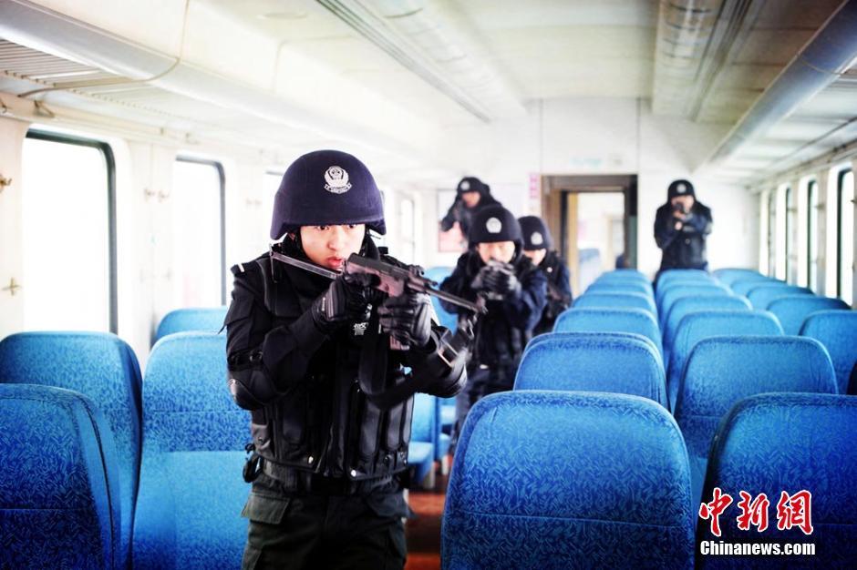 组图：新疆特警举行列车反劫持演练
