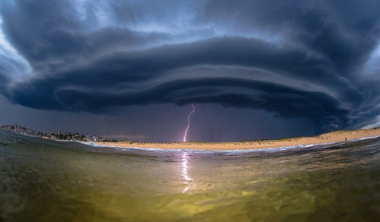 澳摄影师追逐风浪 拍摄震撼海滩美景