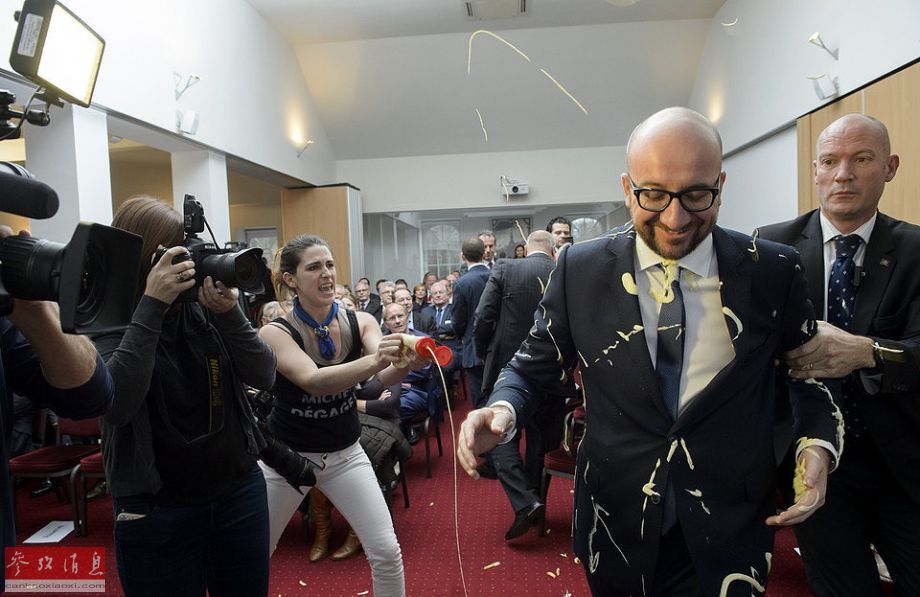 比利时首相被投掷薯条蛋黄酱抗议
