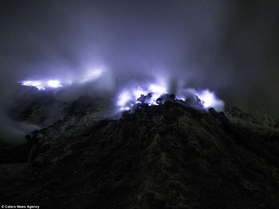 印尼火山口夜晚散发蓝色光芒