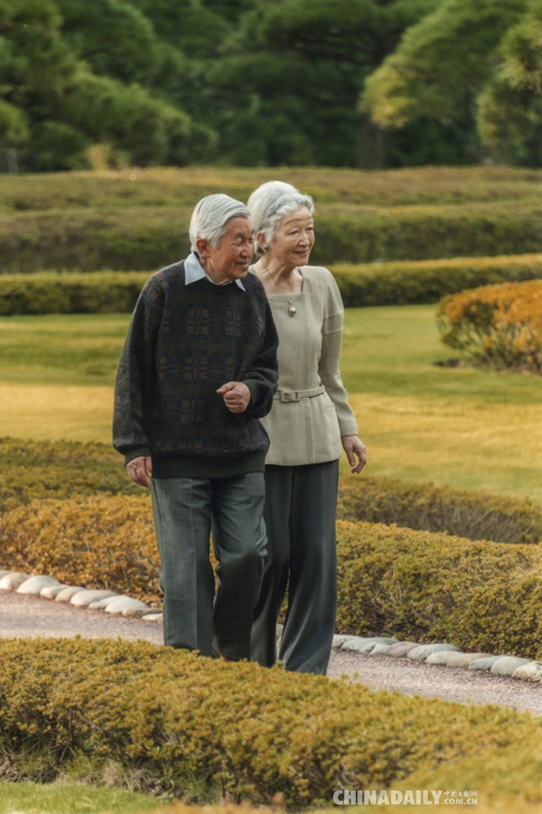日本天皇迎81岁生日 宫内厅发布天皇夫妇照片庆祝