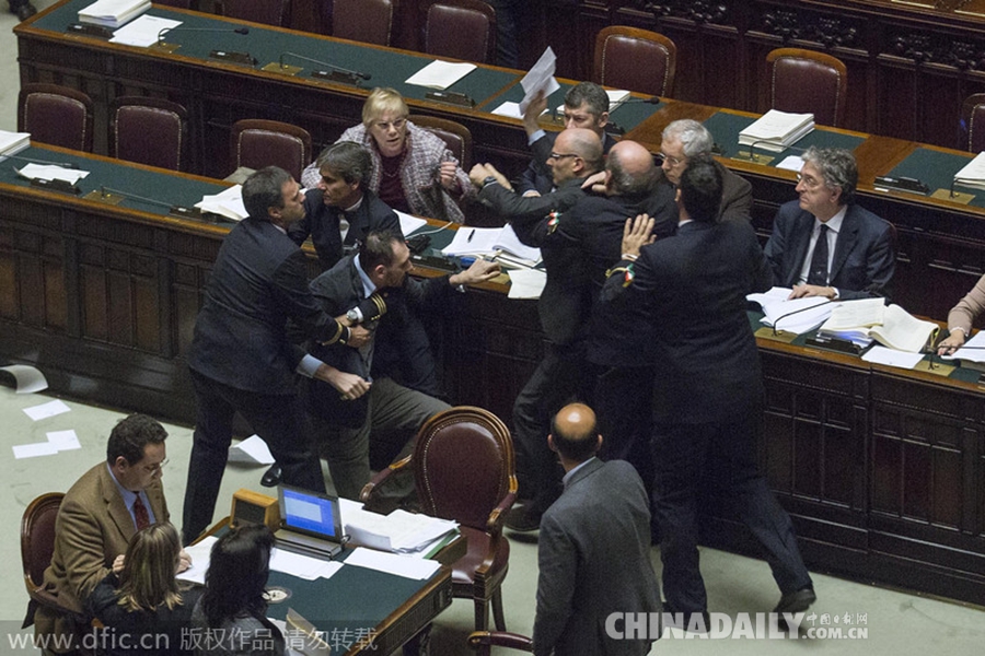 意大利众议院就稳定法案进行投票 议员意见不合打成一团