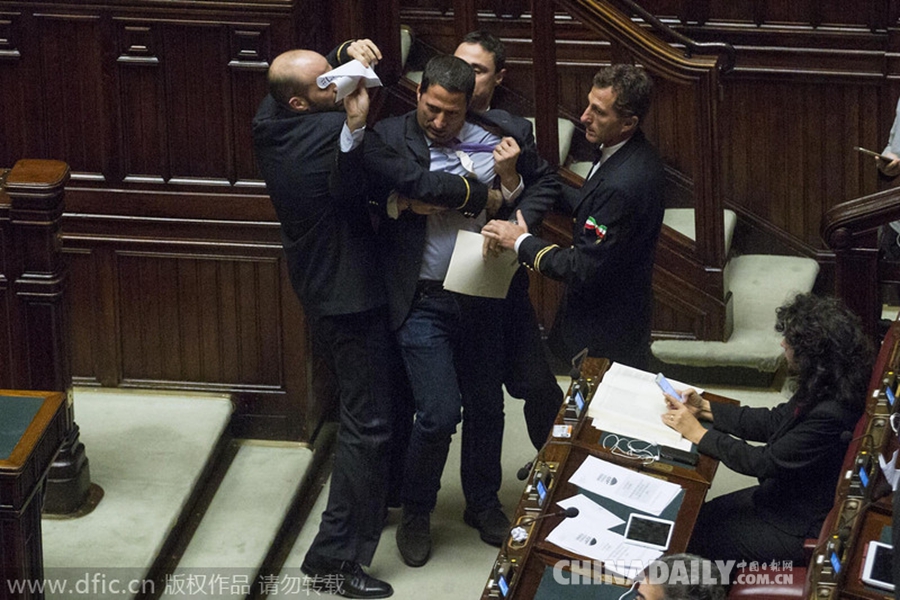 意大利众议院就稳定法案进行投票 议员意见不合打成一团