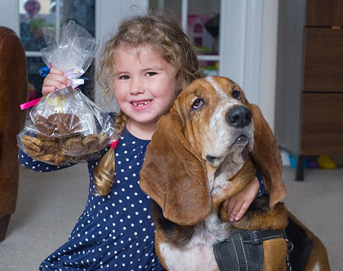 6岁女孩网上卖狗饼干畅销全球 打算攒钱买房