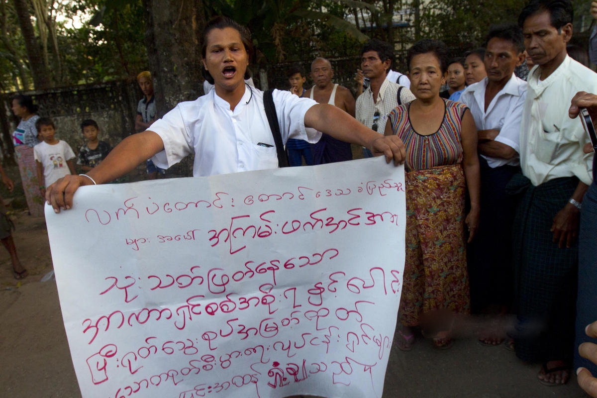 缅甸民众中国领馆外悼念征地冲突遇难同胞