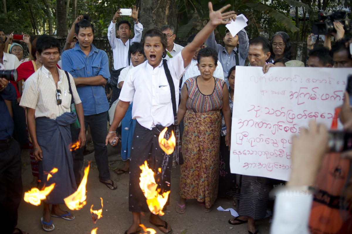 缅甸民众中国领馆外悼念征地冲突遇难同胞