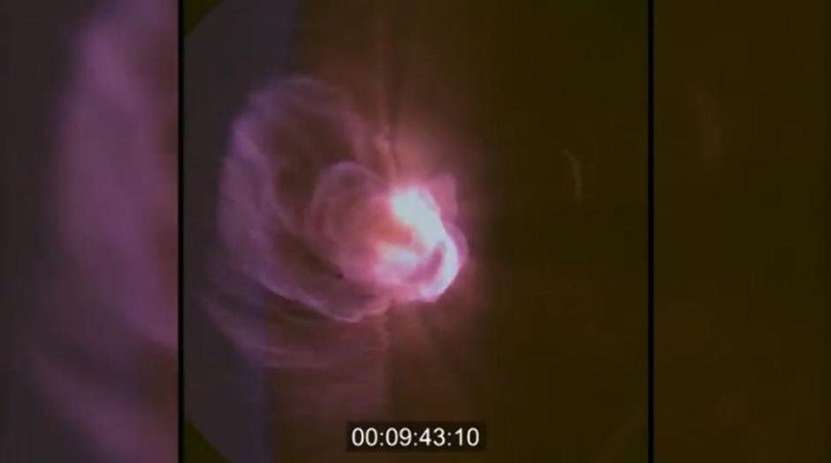 “猎户座”穿越大气层壮观画面：风驰电掣 如燃烧火球