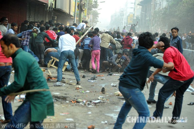 孟加拉反政府示威沦为暴力群殴