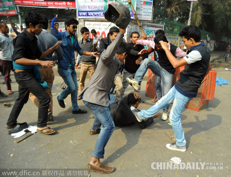 孟加拉反政府示威沦为暴力群殴