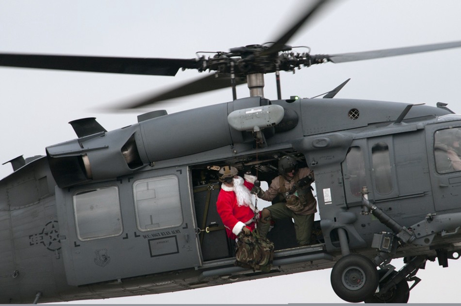 最牛圣诞老人开坦克坐战机送礼物