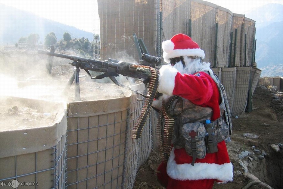 最牛圣诞老人开坦克坐战机送礼物