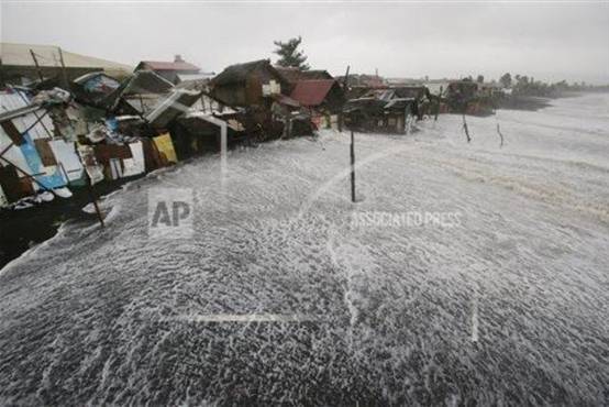 菲台风“黑格比”灾民在疏散中心度过圣诞节