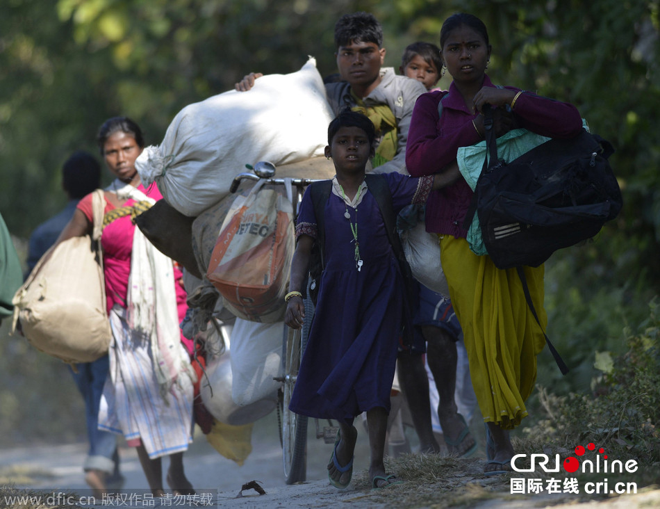印度东北部两村庄遭暴力血洗致50余人死 民众奔逃避难