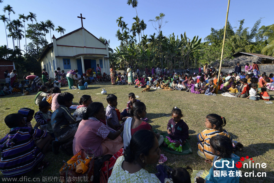 印度东北部两村庄遭暴力血洗致50余人死 民众奔逃避难