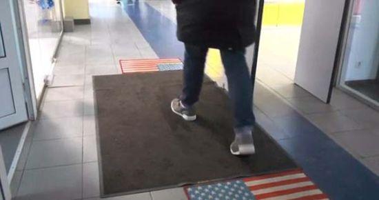 俄罗斯商家用美国国旗当门垫 供顾客擦鞋