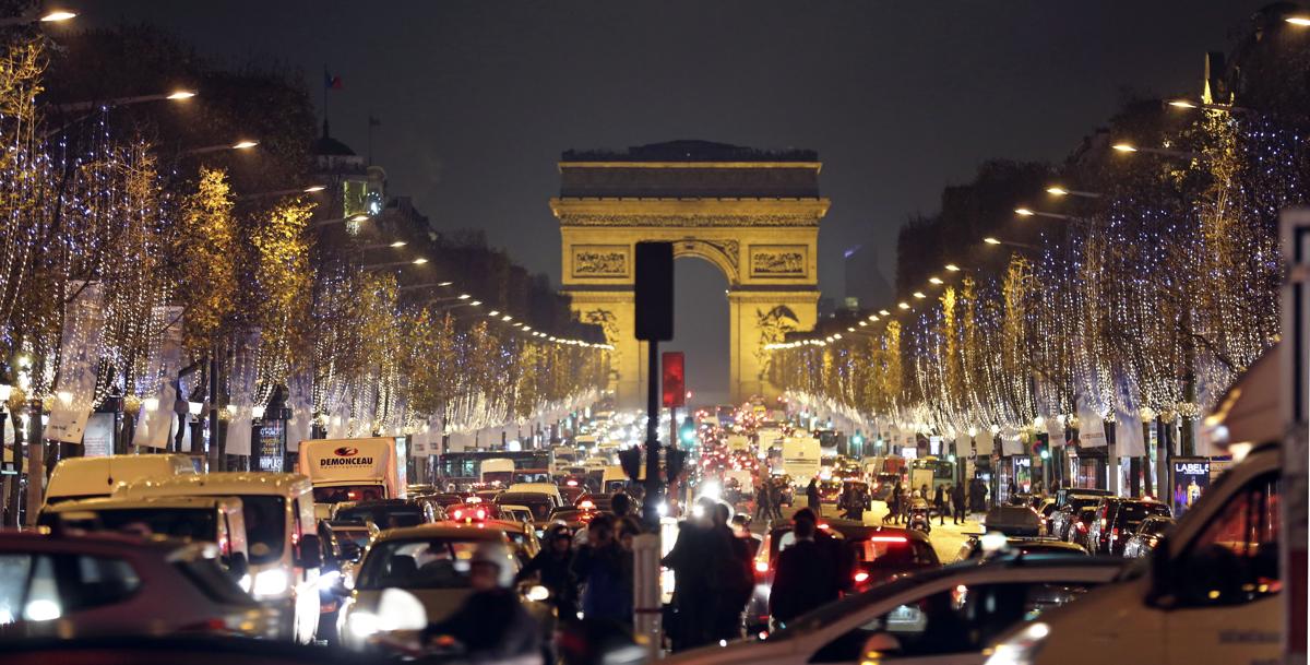 12月17日,法国香舍丽榭大街拥堵的车流让汽车