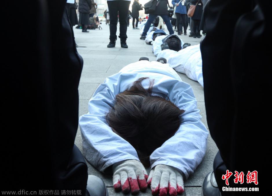 韩国工人匍匐地面示威 抗议政府劳动政策