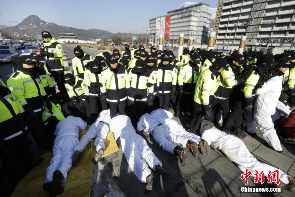 韩国工人匍匐地面示威 抗议政府劳动政策