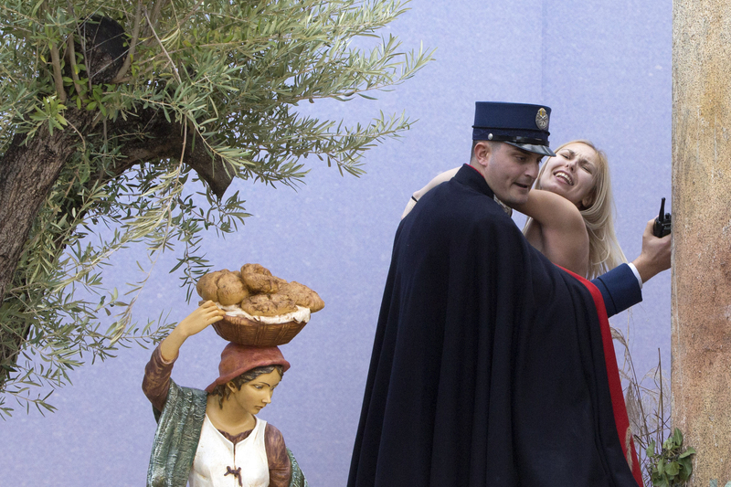 女权组织Femen成员梵蒂冈裸身示威 被警察带走