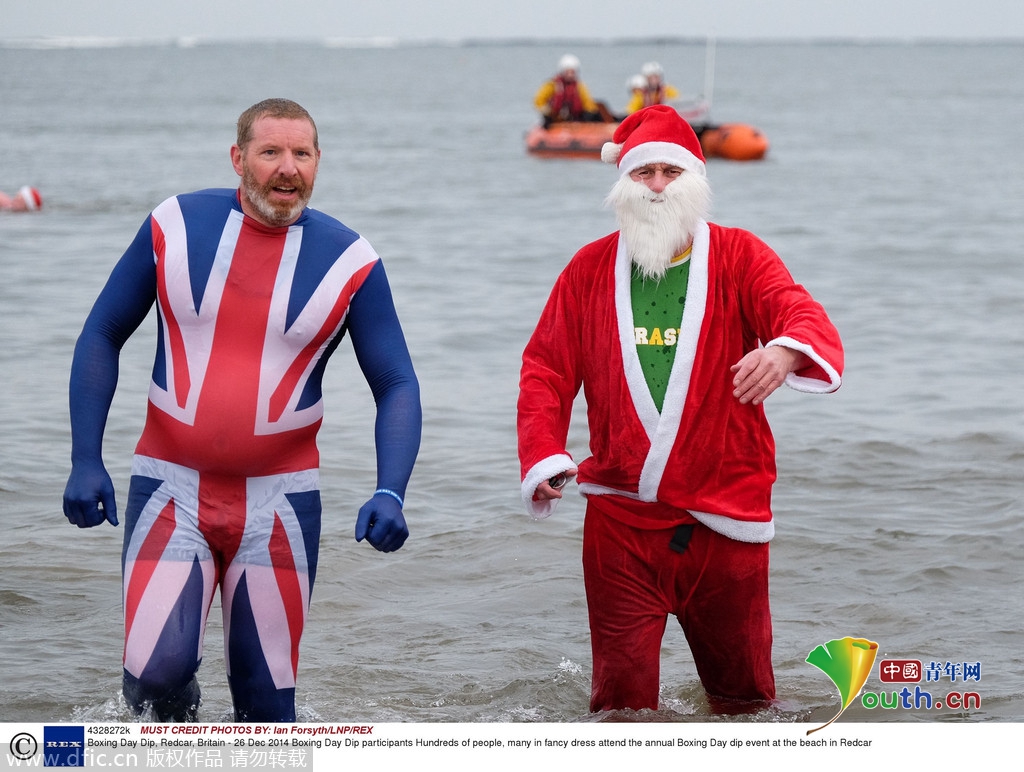 英国民众奇葩造型挑战冬泳庆祝节礼日