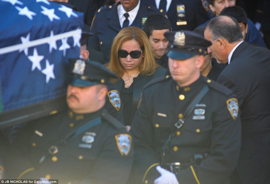 遭黑人枪杀纽约警察葬礼举行 美副总统拜登出席