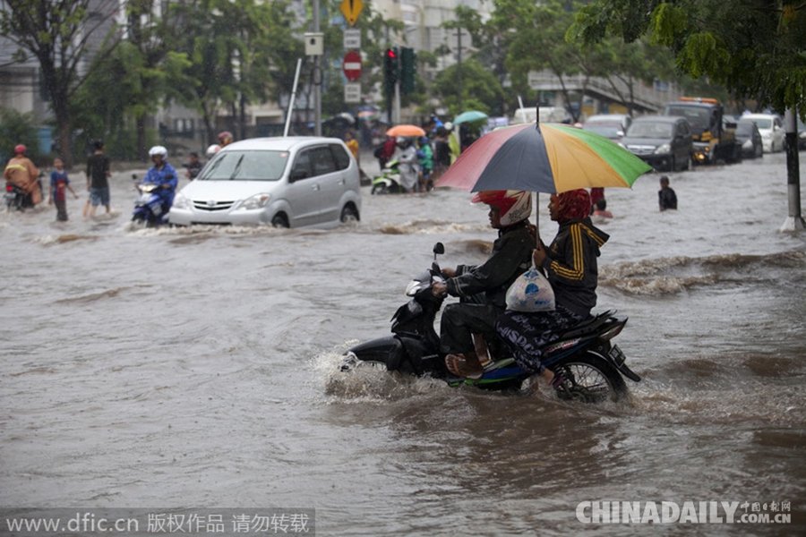 印马泰遭遇连续暴雨引发洪水 超过三十万人撤离