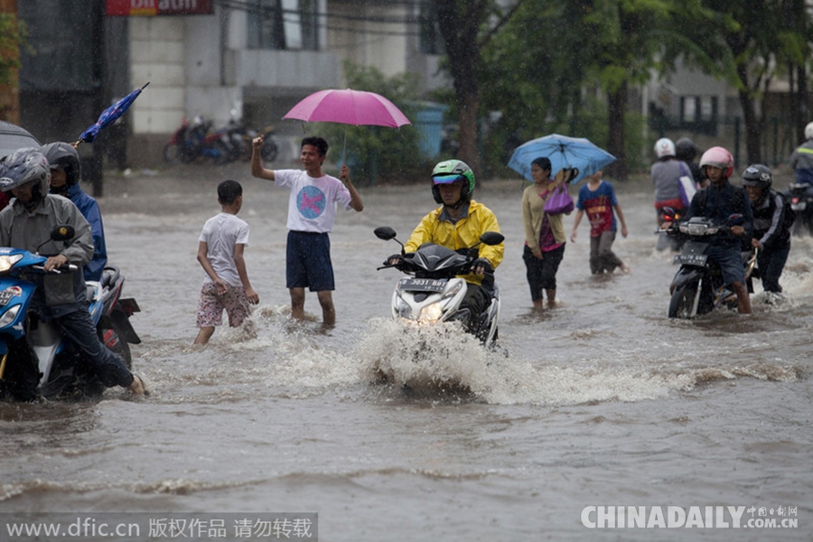 印马泰遭遇连续暴雨引发洪水 超过三十万人撤离