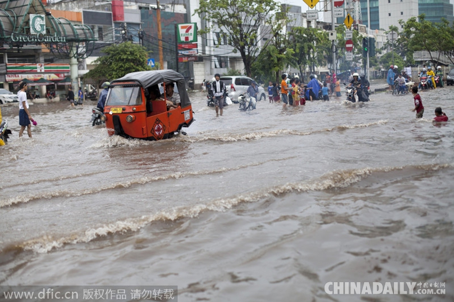 印马泰遭遇连续暴雨引发洪水 超过三十万人撤离