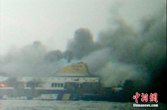意渡轮起火现场直击：鞋子融化 浓烟密布难逃生